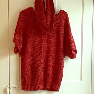 Short sleeve sweater with separate cowl scarf